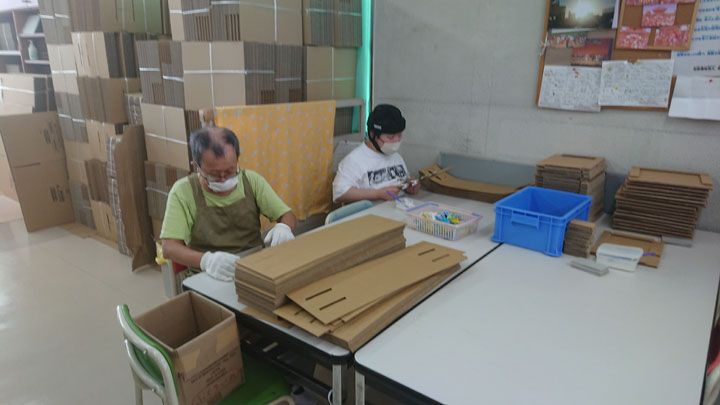 段ボールの組み立て、貼り合わせ作業
