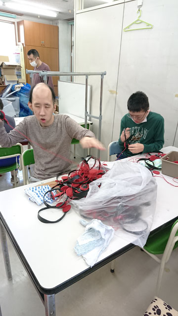 イヤフォンのリサイクル作業