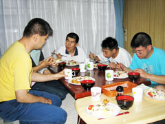 みんなで食事